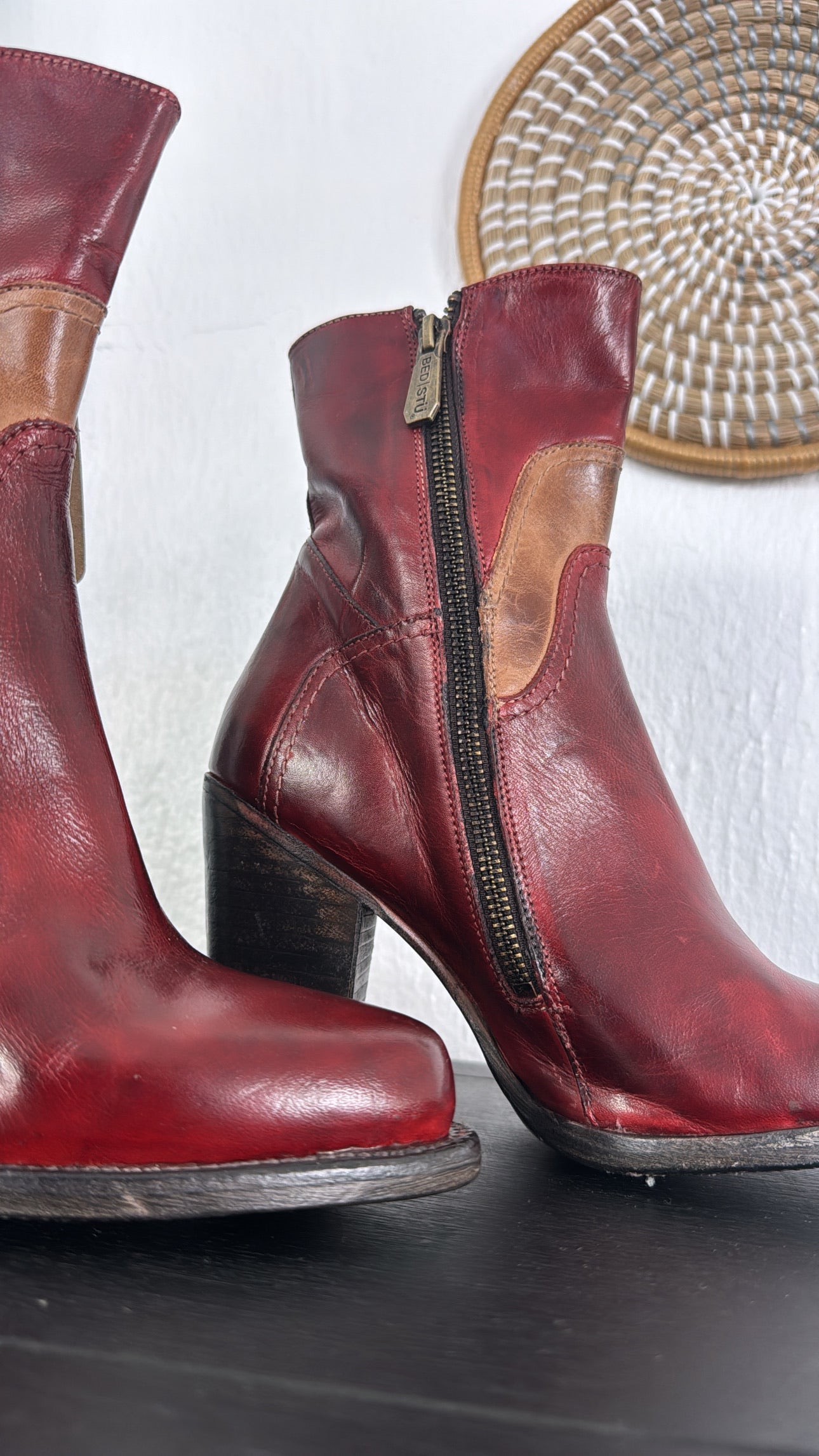 Bedstu Iazu, Cherry Lacquer Tan Rustic