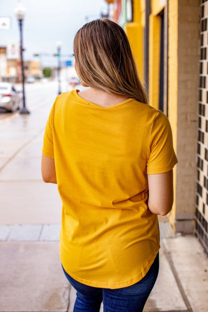 ESSENTIAL SCOOP NECK SHORT SLEEVE TOP WITH CURVED HEM